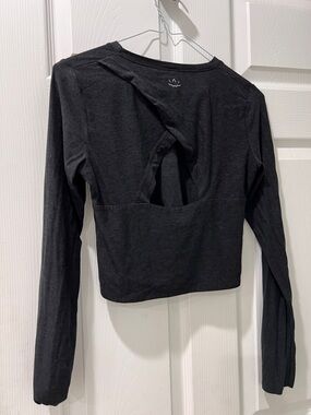 Beyond yoga M Black overlap Long-Sleeve Cutout Top